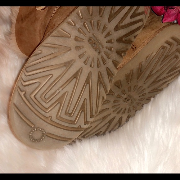 UGG Chestnut Short Bailey Button Boot - Picture 7 of 7